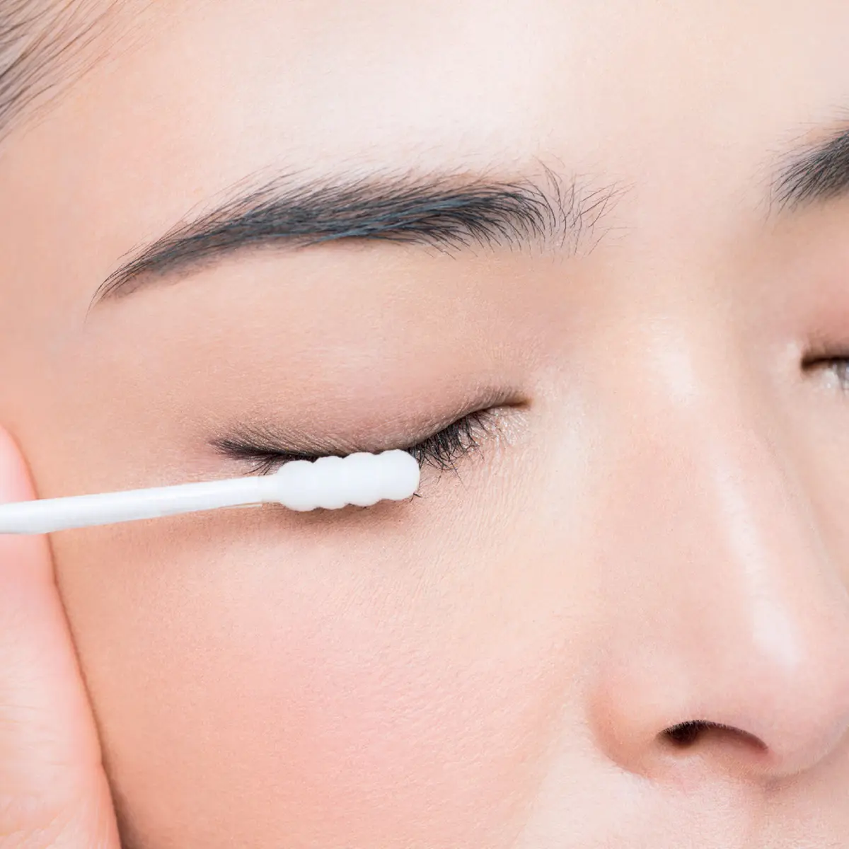 落ちにくいアイメイクをオフする「極・大人の画像_1