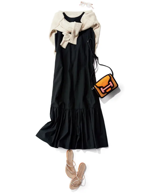 すそがティアードなったかわいげデザインの黒ワンピースのコーデ