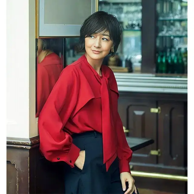 凛とした赤の投入で、定番の組み合わせにもシネマティックな気配が生まれて