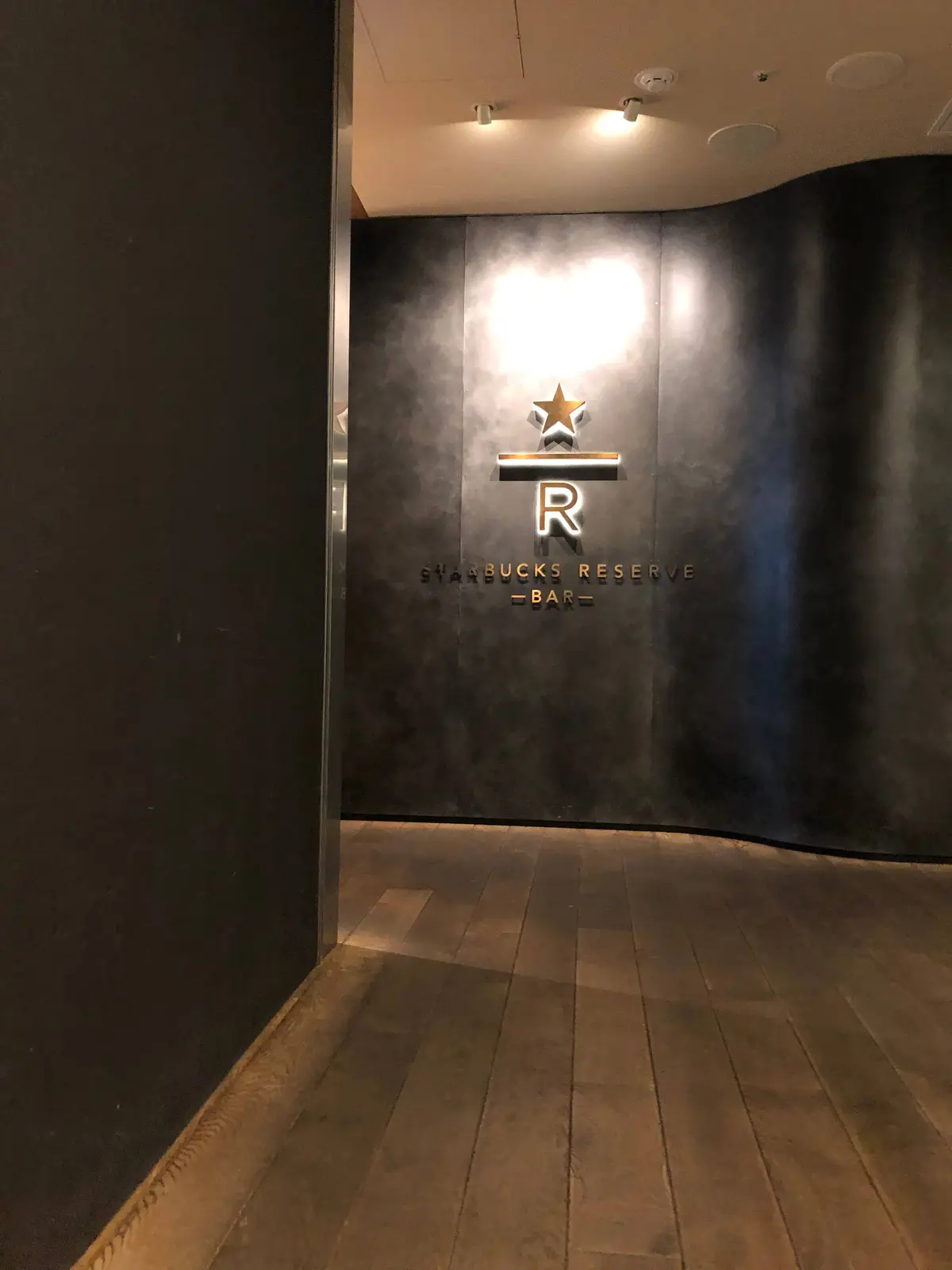 STARBUCKS RESERVE BAR。スターバックス リザーブ。スターバックス リザーブバー。店内。２階階段フロア。