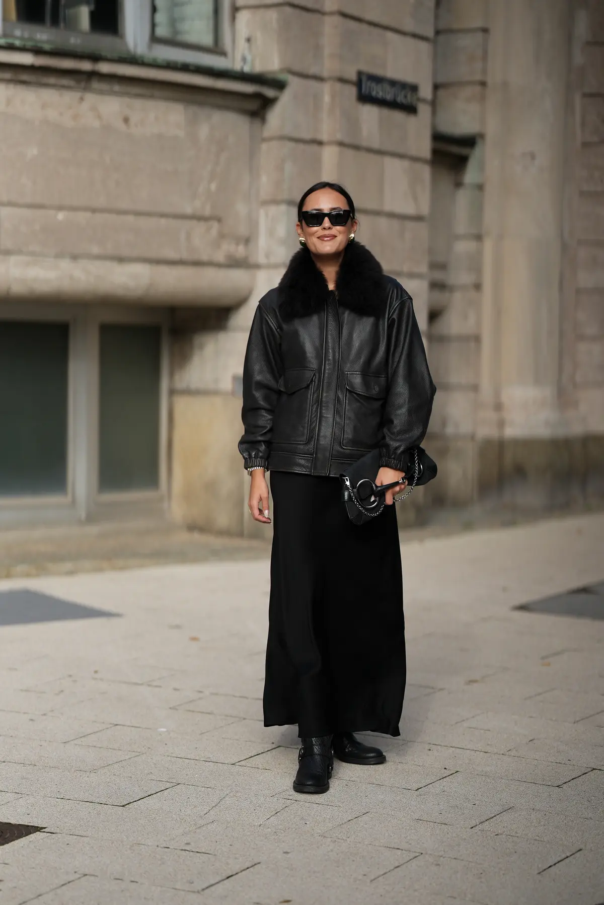ファッションスナップ　ブラックレザー　ジャケット 黒コーデ　ブーツ