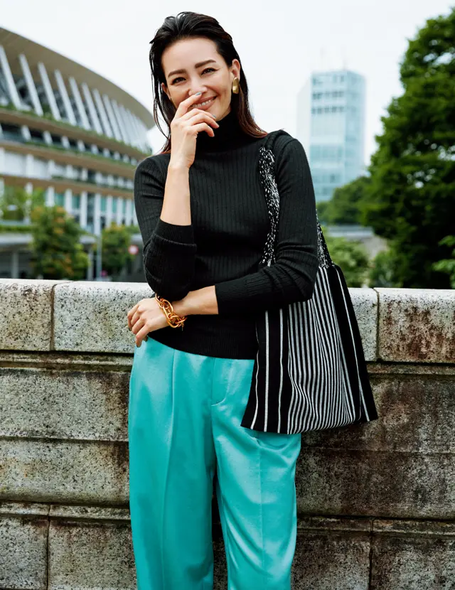 鉄板のニット×パンツ　村山佳世子さんコーデ