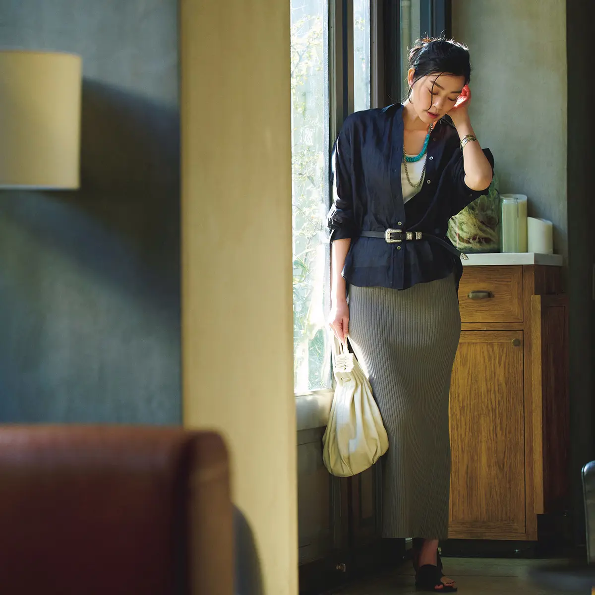 ネイビーシャツとグレータイトスカートのコーデ　モデル・ゆうき