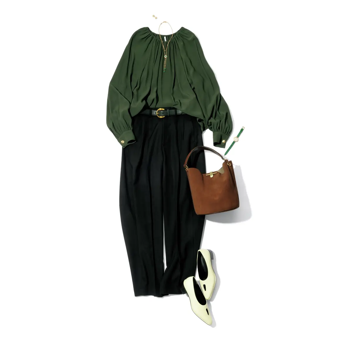 ダークグリーンのギャザーブラウスに黒パンツのコーディネート