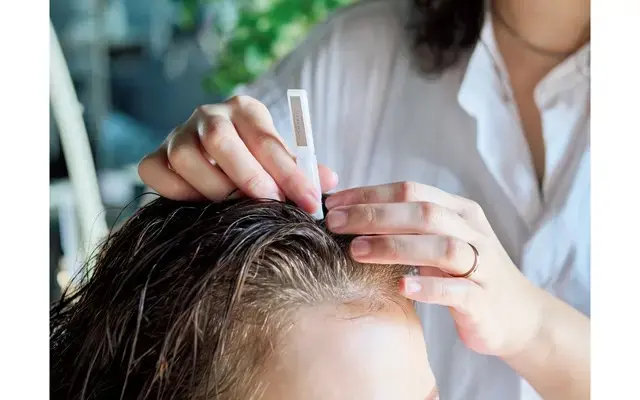 全体の吸引後、小さな吸引パッドを使用し、とりきれなかった部分的な汚れもしっかりと吸引。最後にエクソソームやガゴメ昆布由来の育毛剤を地肌に塗布したり、赤色LED×エレクトロポーションで浸透＆活性を促す。