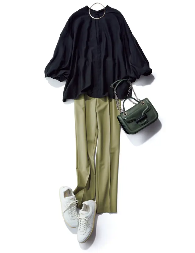 膨らみのあるバルーン袖がパンツスタイルに華やぎを演出