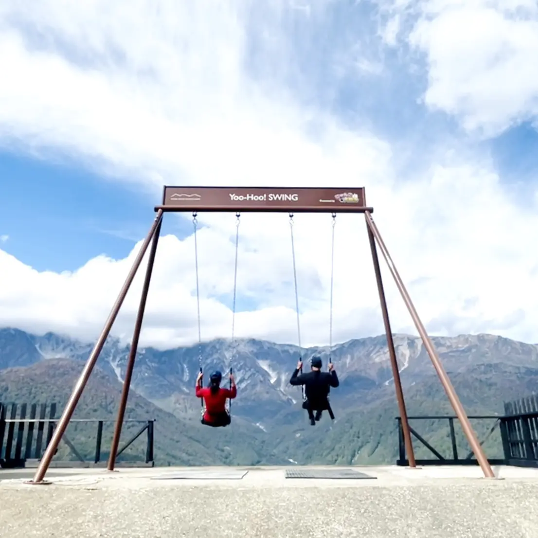 岩岳マウンテンリゾート内の大型ブランコ「ヤッホースウィング」