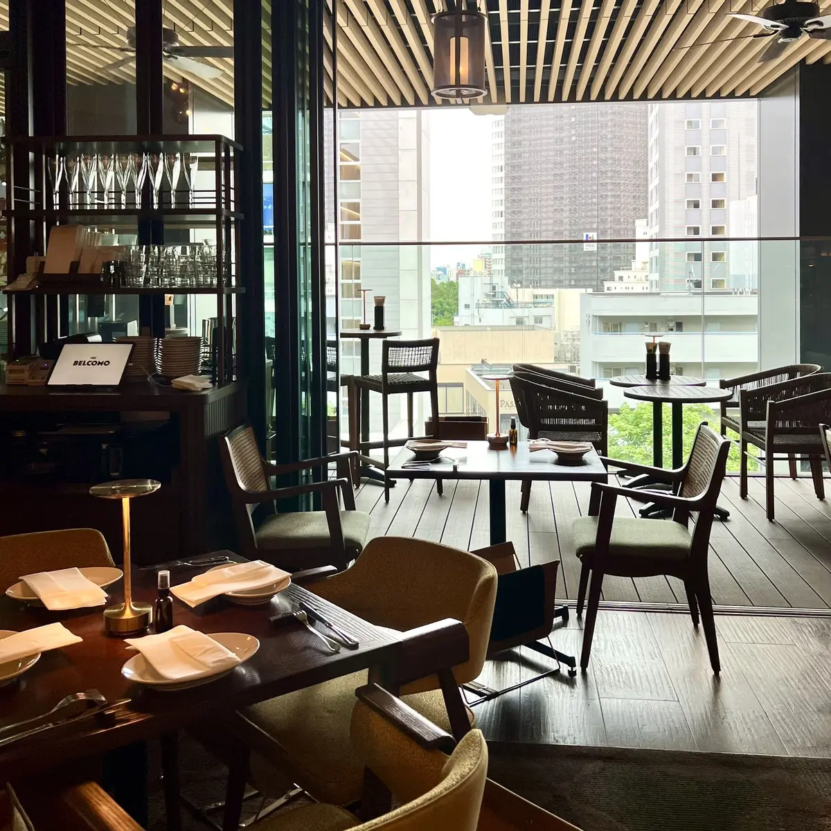 外苑前にあるカフェレストラン「THE BELCOMO」店内写真