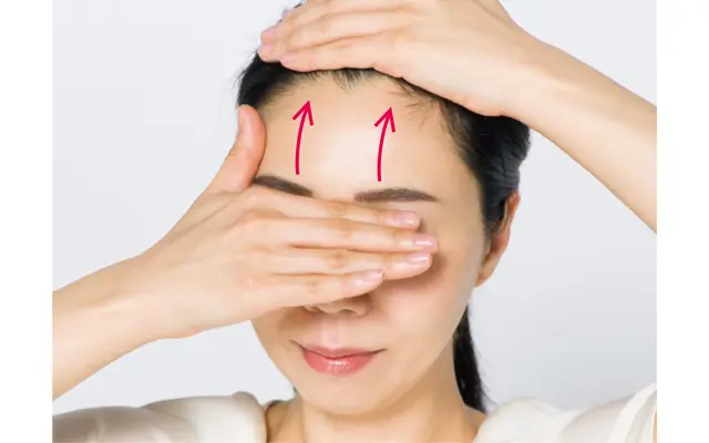 眉の下から生えぎわへと手を滑らせてほぐす