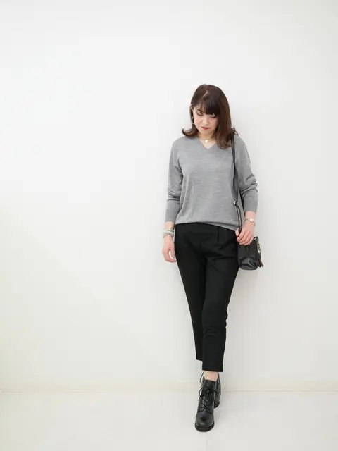 UNIQLO 「エクストラファインメリノVネックセーター」と黒のテーパードパンツでコーディネート 