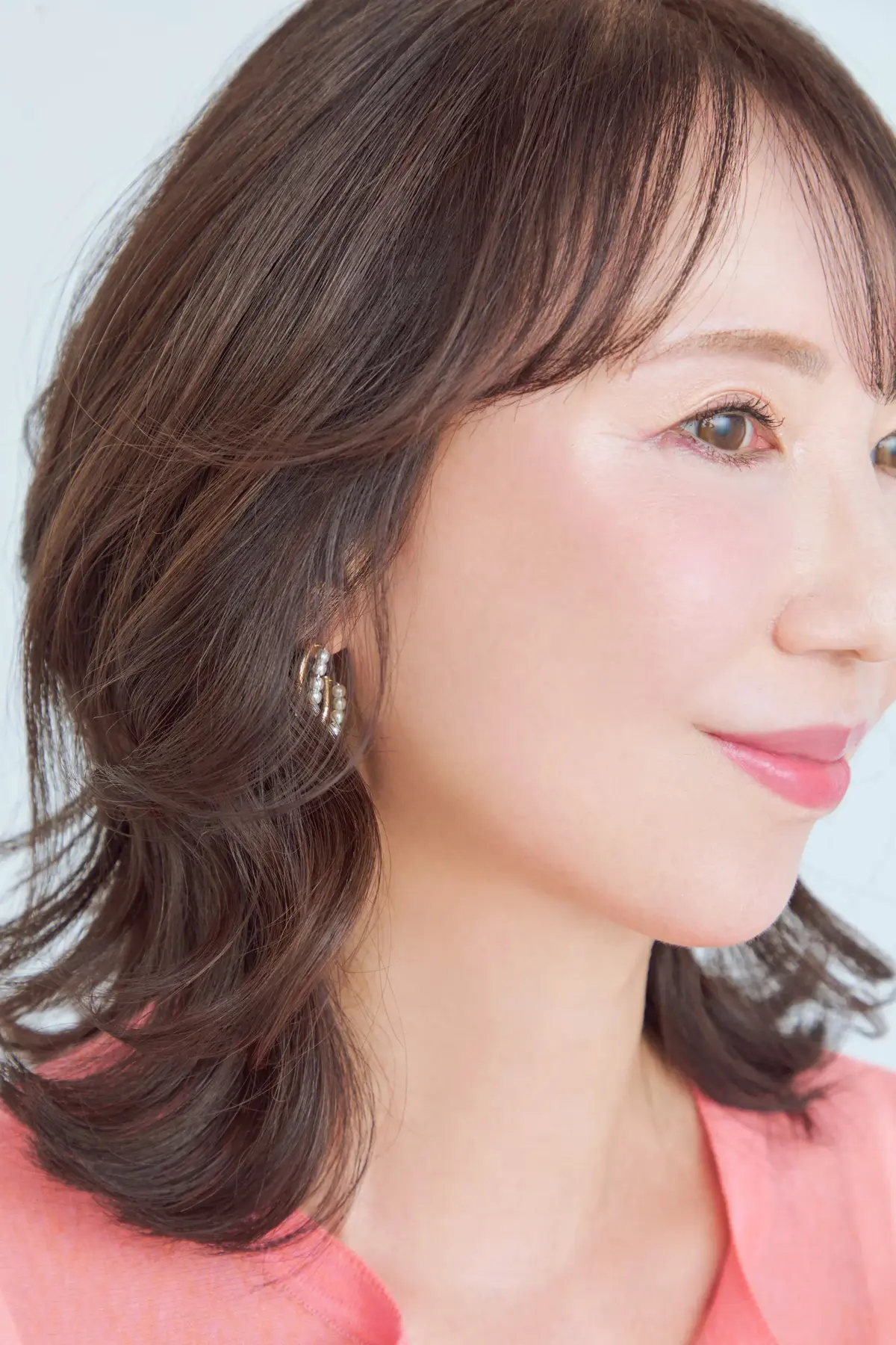 肌も印象もエレガントに仕立てる！50代に似合うレイヤーミディアムヘア【50代髪型・ヘアスタイル】