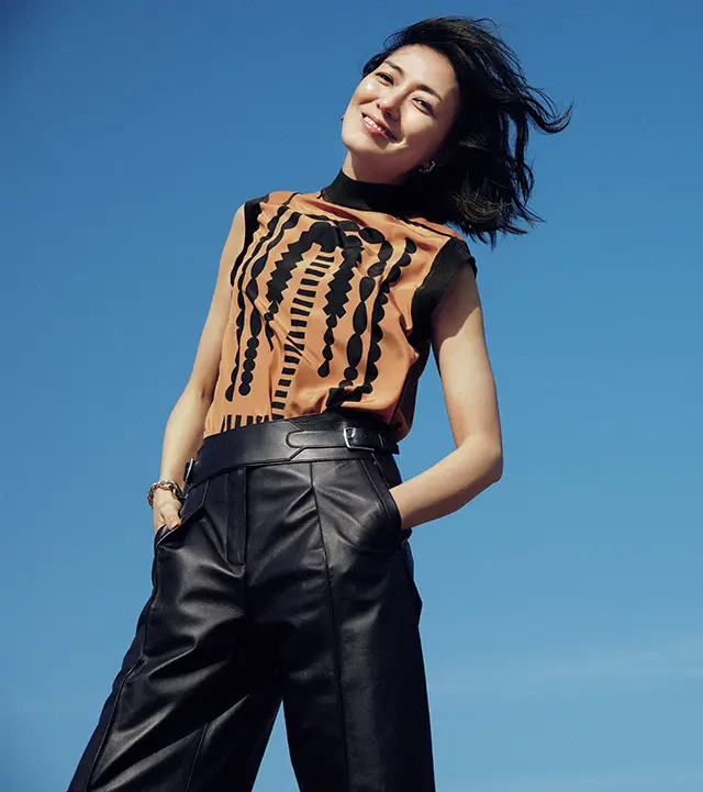 青空にモダンに映える グラフィカルなスタンププリント