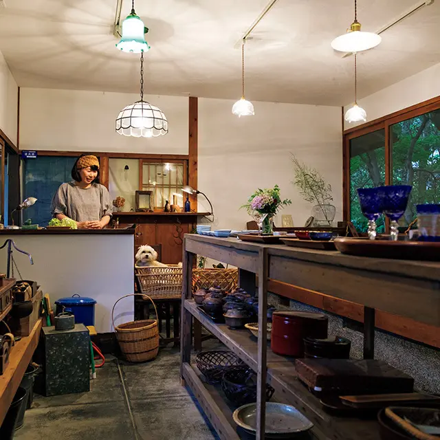 店主、山本さんと看板犬のナナちゃん