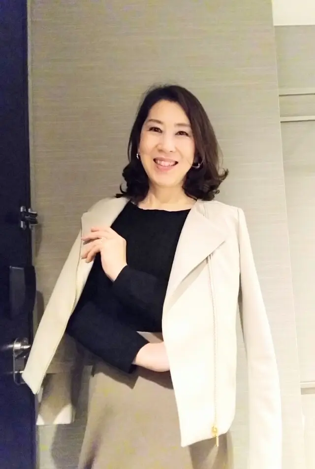 そしてアイボリーの革ジャンも春先には便利アイテムです。