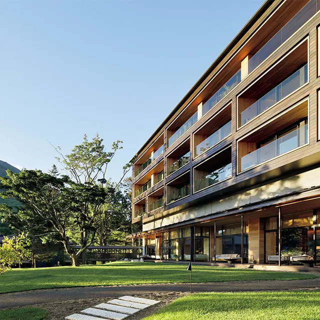 銅板、石と木材を用いた外装