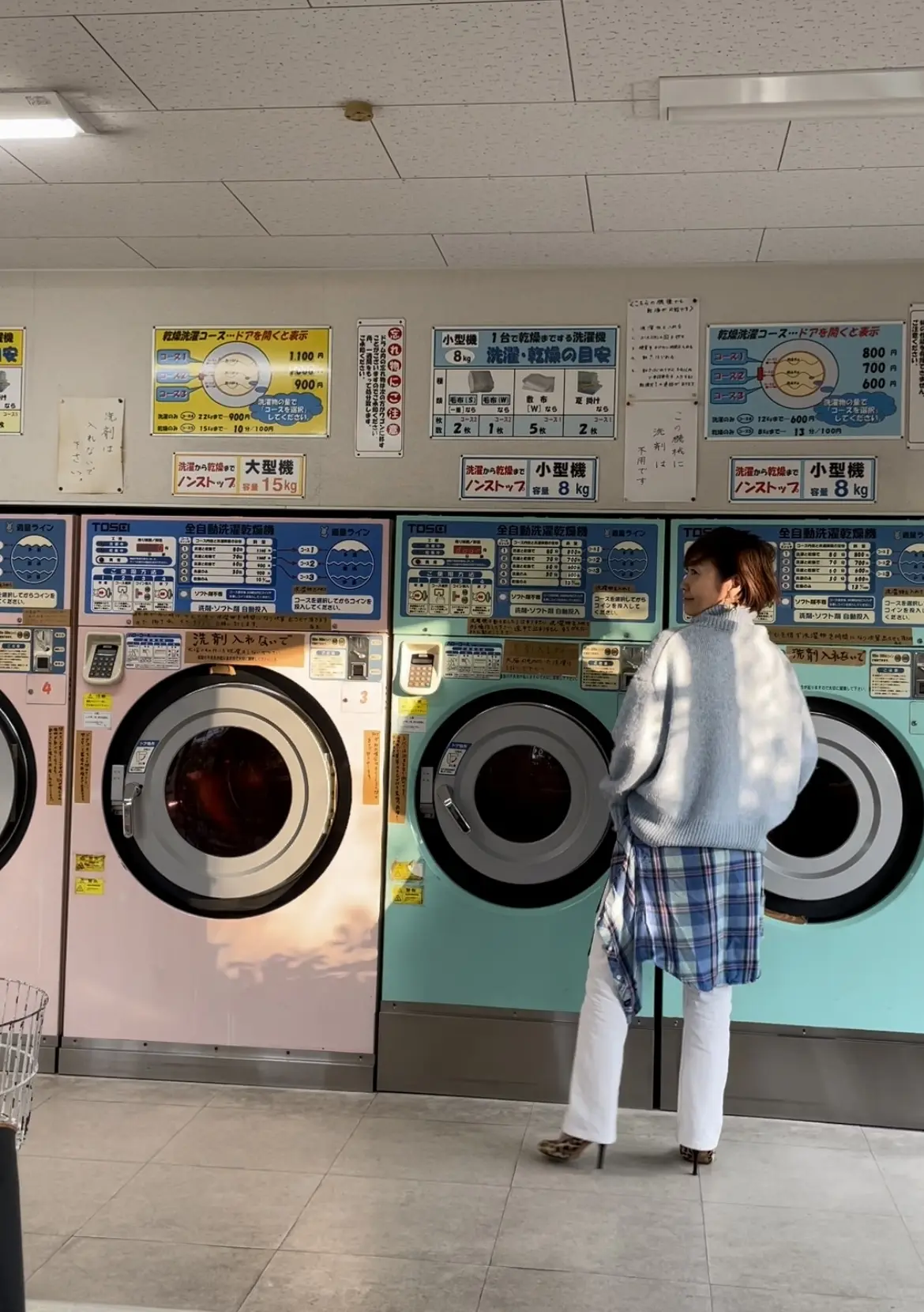 青空色のセーターを着て冬の街にGOの画像_3