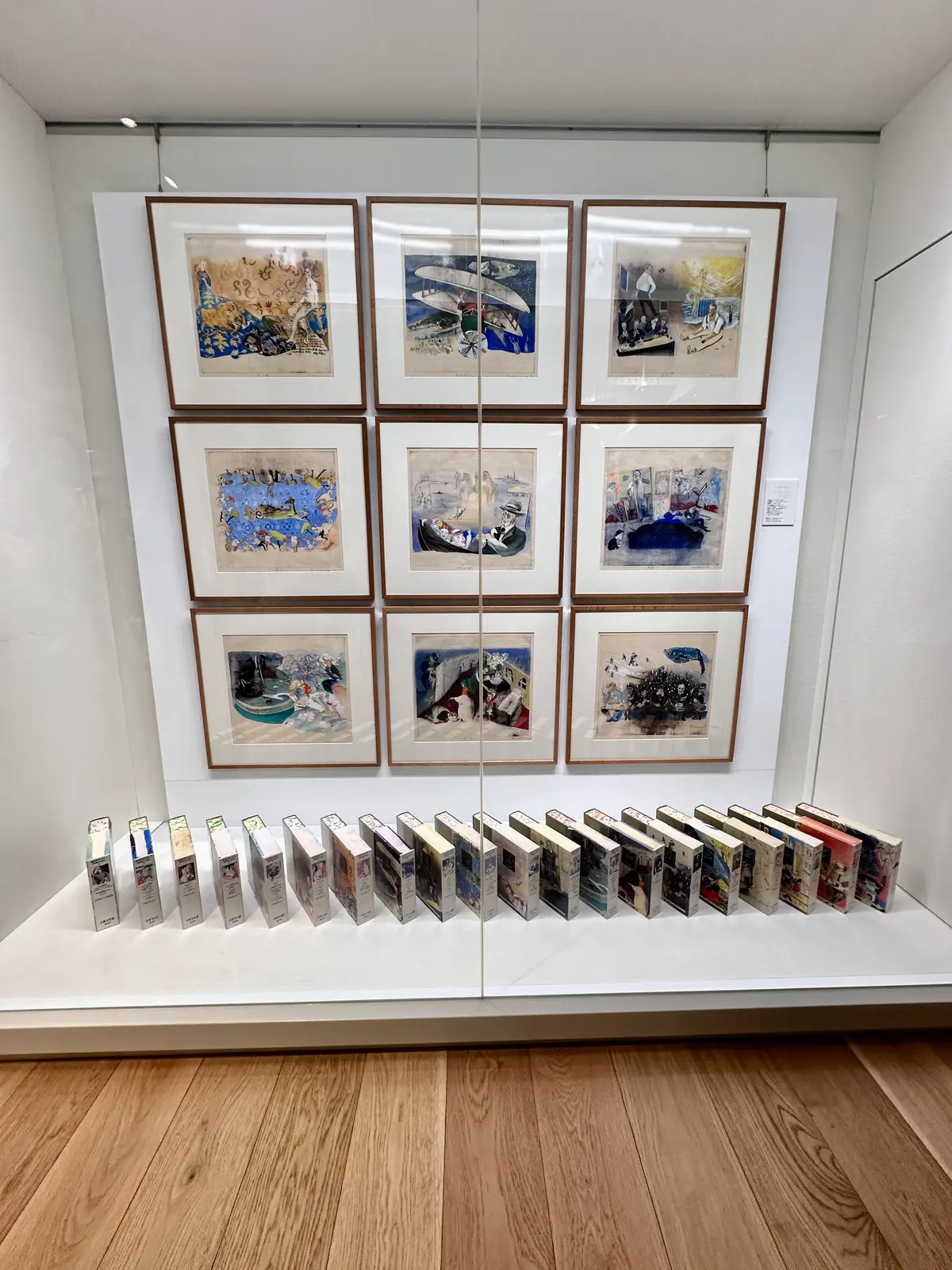 木の温もり感じる村上春樹ライブラリーと山の画像_17