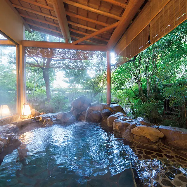 石組みが迫力のある、 大浴場の露天風呂。