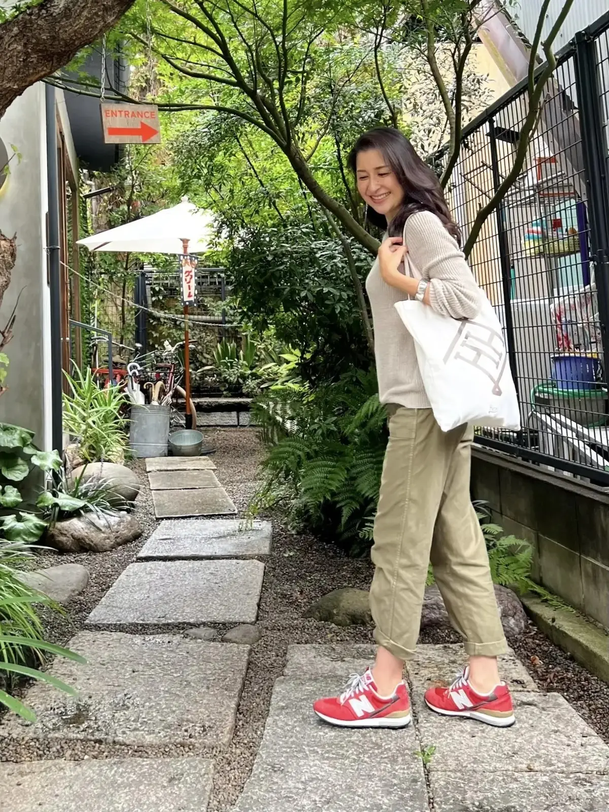 おしゃれな50代はここが違う！「スニーカーで外す」きれいめカジュアル