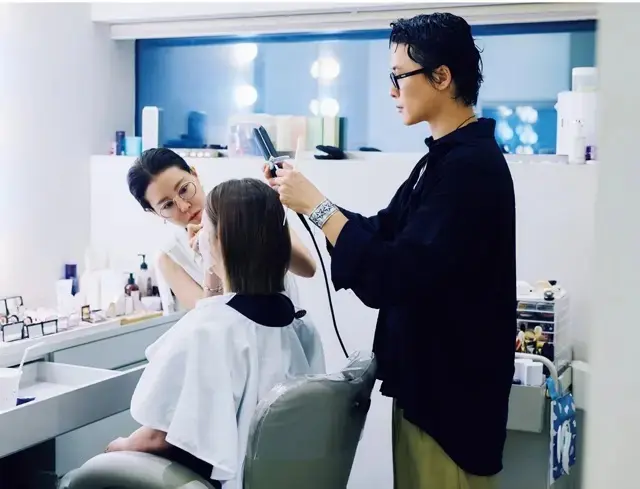 メイクのキム・スビン院長とヘアのファン・セボム院長は、キム・ヘスやチョン・ジヒョンなど多くの芸能人を担当している超売れっ子。