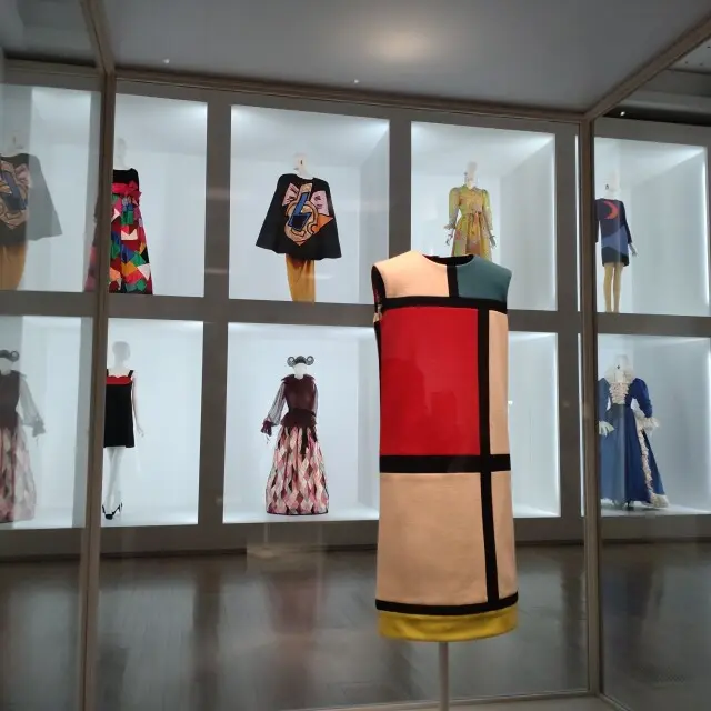 イヴ・サンローラン展　国立新美術館