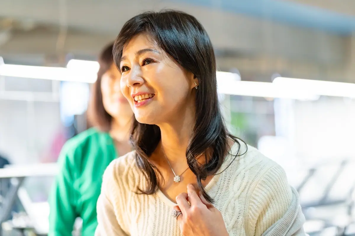 エフダイヤモンド、EF DIAMOND、ef DIAMOND、エフダイヤモンド、LAB-GROWN DIAMOND、ラボグロウダイヤモンド、エシカルダイヤモンド、SDGS、店内、ショールーム、3LDK、ジュエリー、ダイヤモンド、アクセサリー、リング、ネックレス、ペンダント、お洒落、オシャレ、白ニット、ニットワンピース、白ニットワンピース、ショール、グレー、ライトグレー、アイスグレー、anysis、エニシス、