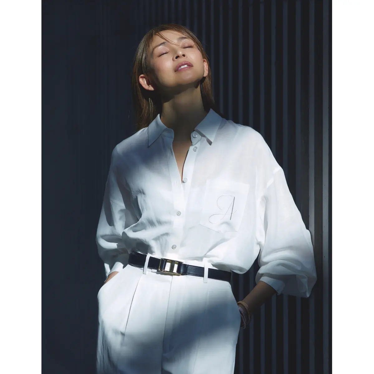 白シャツと白パンツのオールホワイトコーデに黒ベルトを合わせたスタイリング　モデル・SHIHO