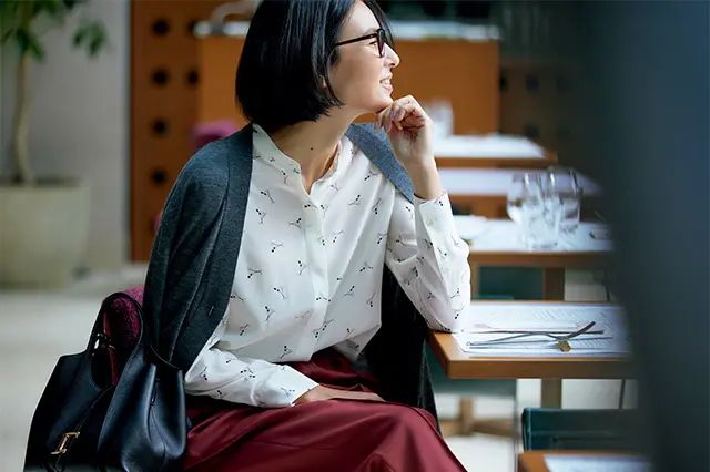 50代にふさわしい上品でこなれた「シャツブラウス」