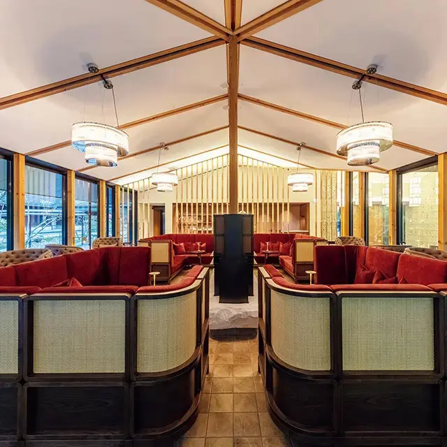 クラシック音楽が流れるラウンジ。夕方はシャンパンを含む飲み物が振る舞われる。