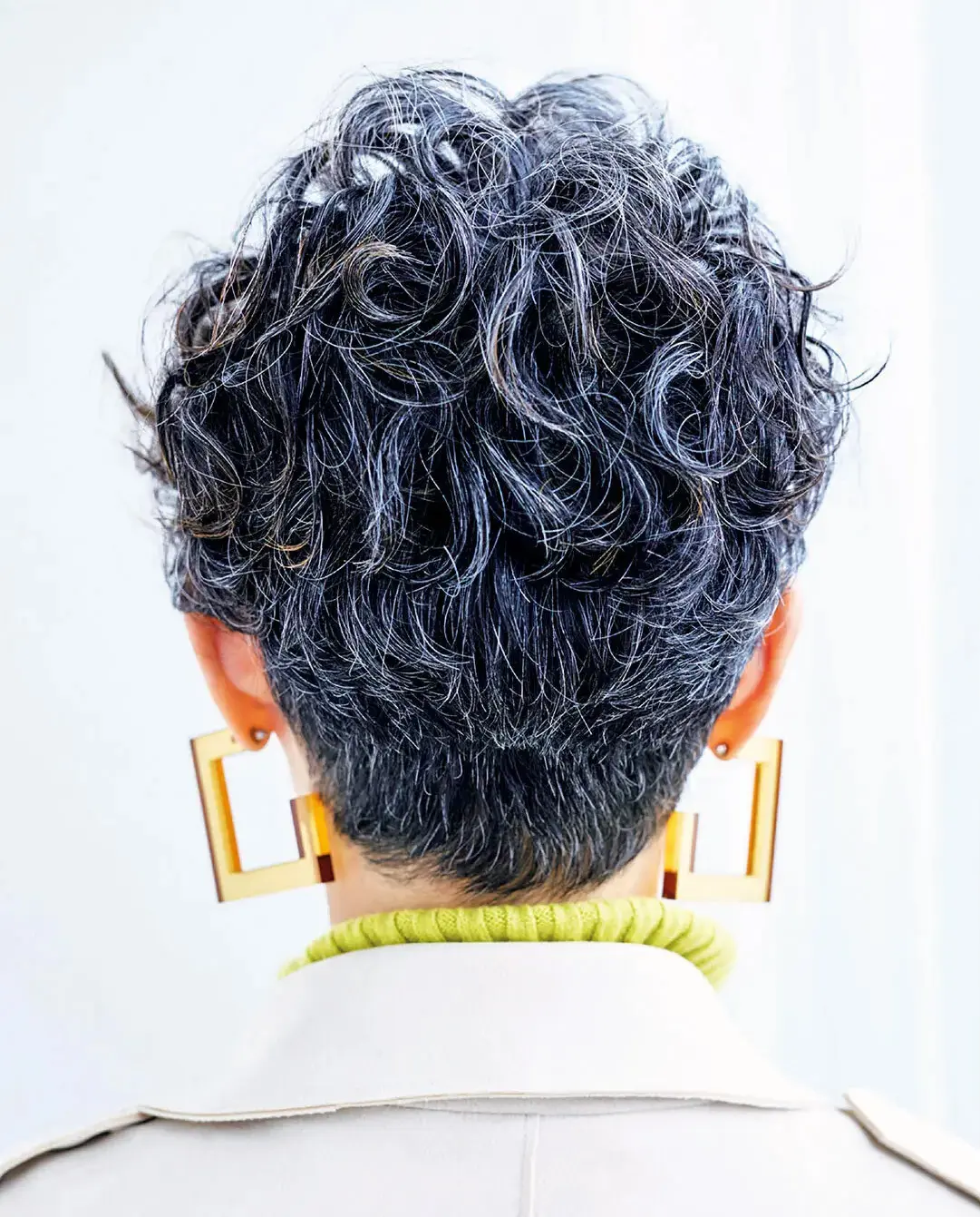 OurAge×Webエクラ　後ろから見たショートヘア　ヘアスタイル　グレイヘア