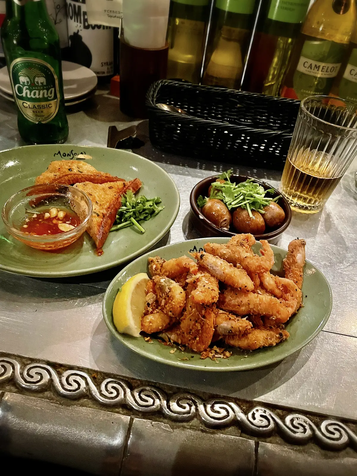 Monsoon Cafe、モンスーンカフェ、カウンター、オーダーカウンター、ビール、タイビール、chang、クラシックビール、海老トースト、ガーリックシュリンプ、グリーンカレーソーセージ、ソーセージ、お洒落、美味しい、お酒