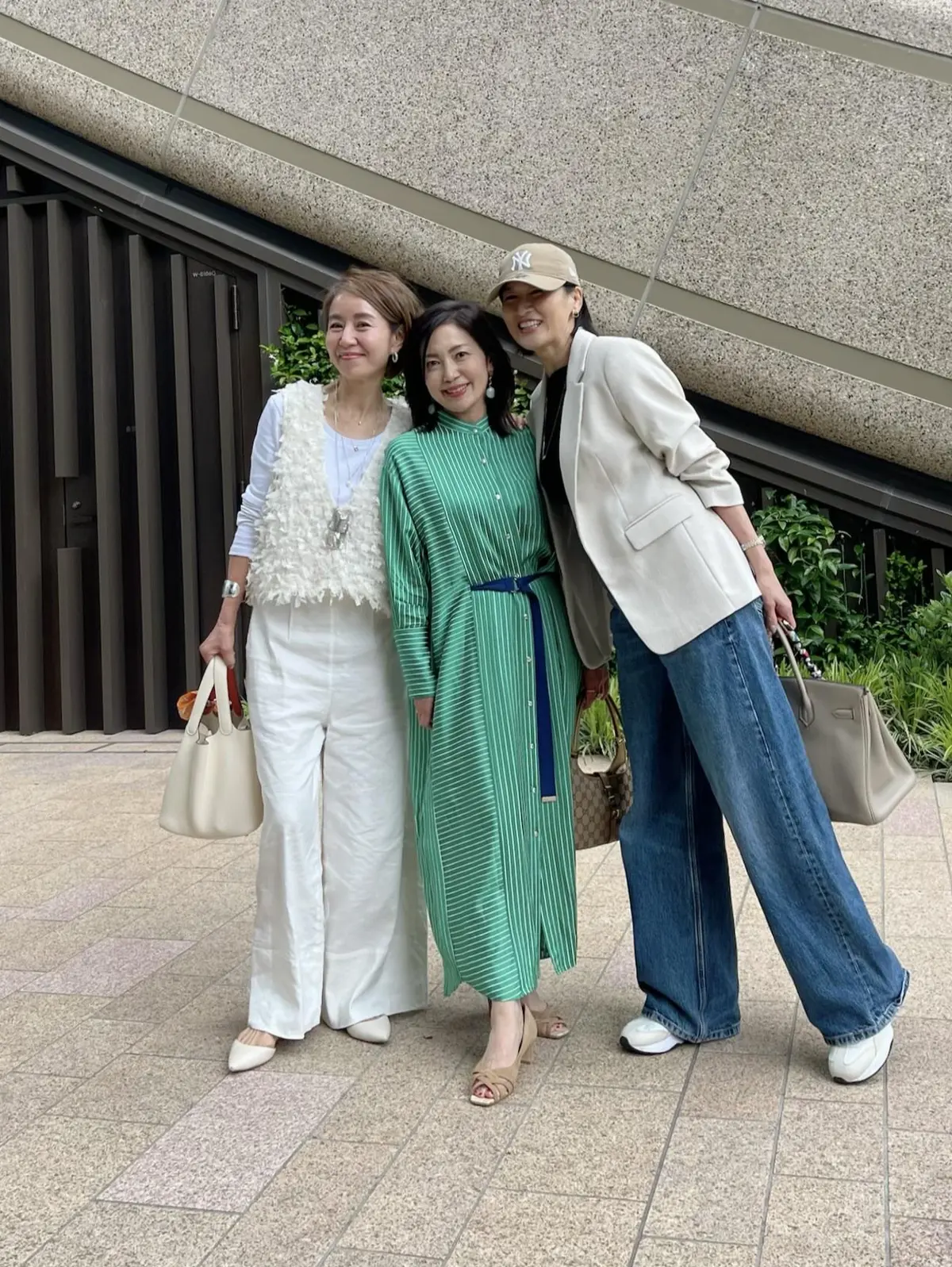 グリーンワンピースを着て初麻布台ヒルズラの画像_6