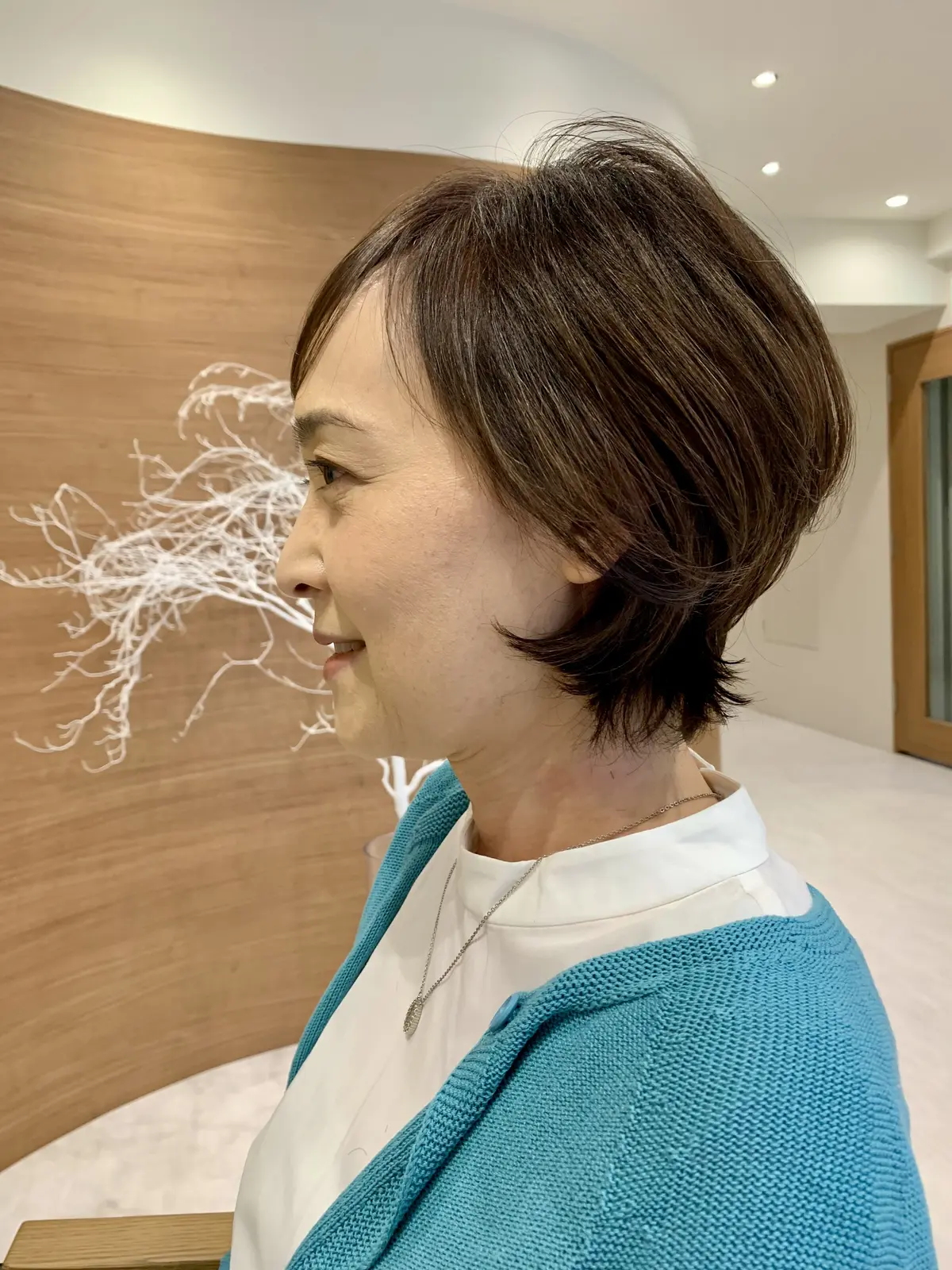 ヘアカット後　笑顔の女性