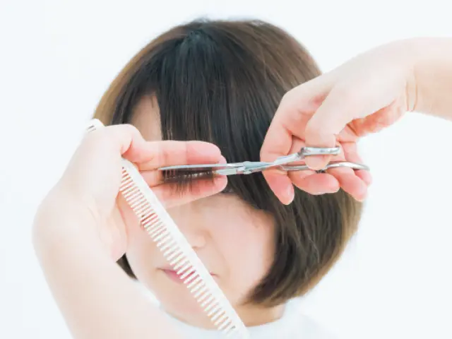 おろし前髪はハサミでカットすると