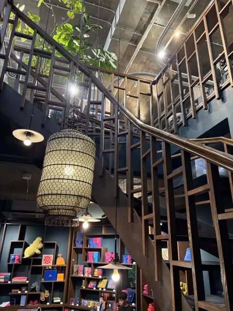 タオル屋さんを見ながら、素敵な階段を上がります。