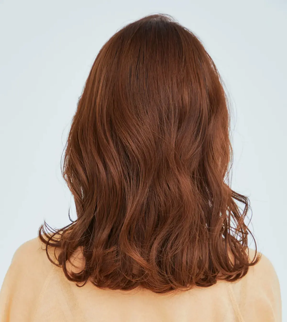 ミディアムヘアならではの華やかさを演出する、耳まわりの抜け感フォルム