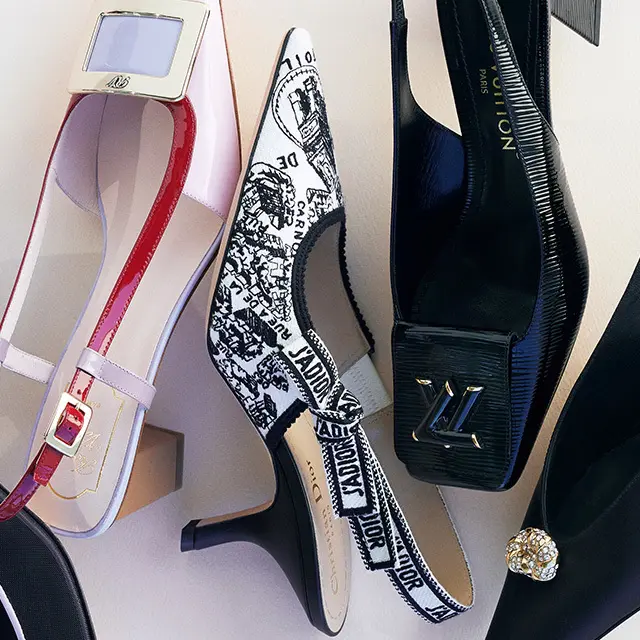 ディオールらしい可憐なモチーフの刺繡を施し、ホワイト＆ブラックのコットン素材が春夏らしさあふれる一足。バックストラップは“J’ADIOR”の刺繡入りリボン。靴（6.5）￥158,000／クリスチャン ディオール（ディオール）