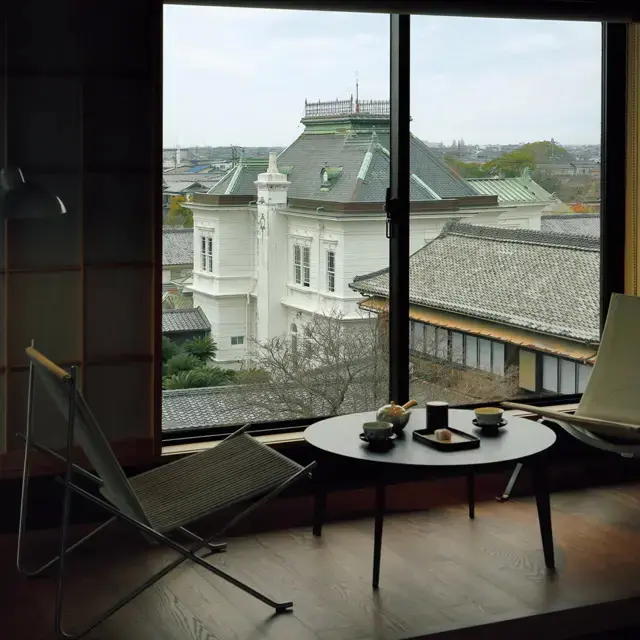 「黒松」の客室からは、立派な黒松が植わる「松濤園」や黒い瓦屋根が美しい「大広間」、明治時代に建てられた白亜の迎賓館「西洋館」を見渡せる