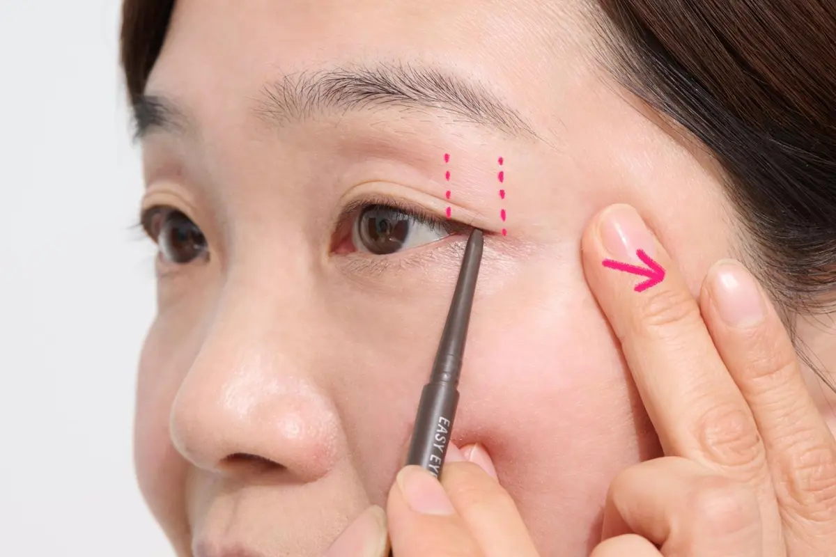 OurAge×Webエクラ　アイライン　描き方　目の脇を「少し下げる」ように引っ張りながら目尻1/3にアイラインを