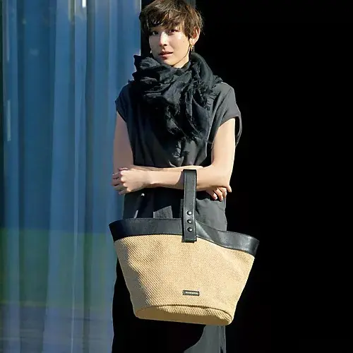 ATELIER AMBOISE×eclat レザーハンドルラフィアバッグ ￥42,900