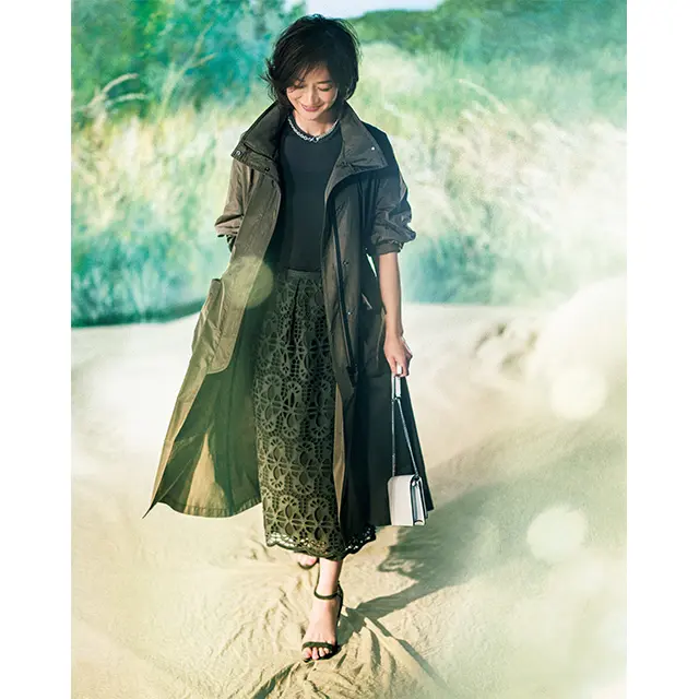 モスグリーンを甘いレースで装い、ギャップをねらう