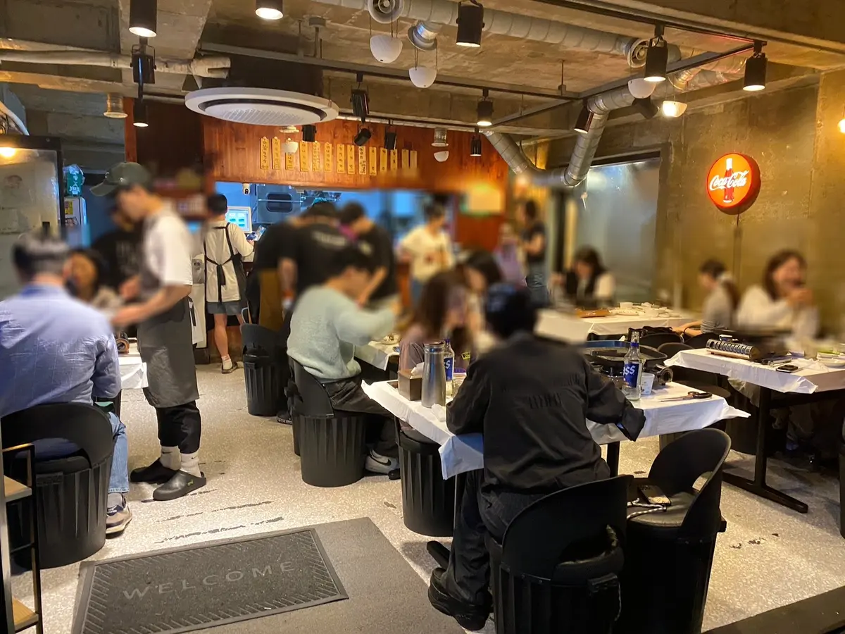 夕方5時くらいでしたが既に満席。