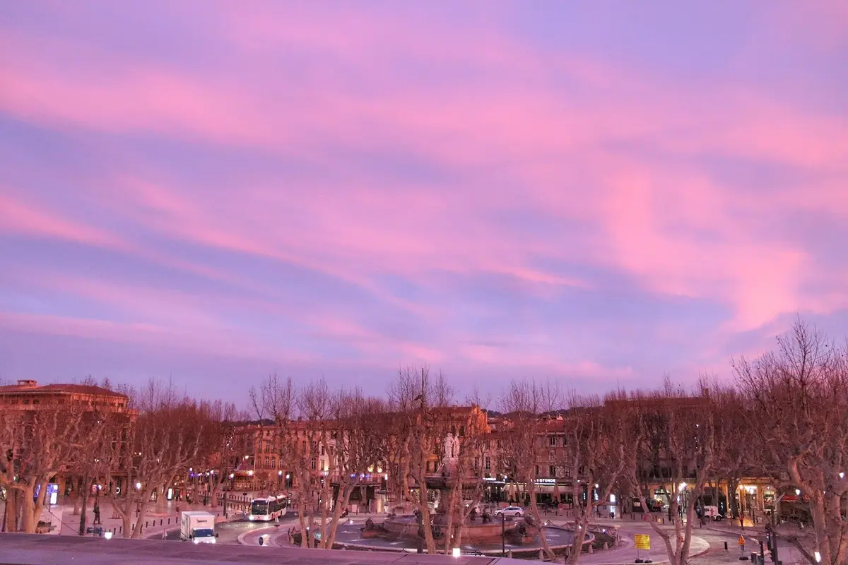 フランス、エクス=アン=プロヴァンスの朝焼け