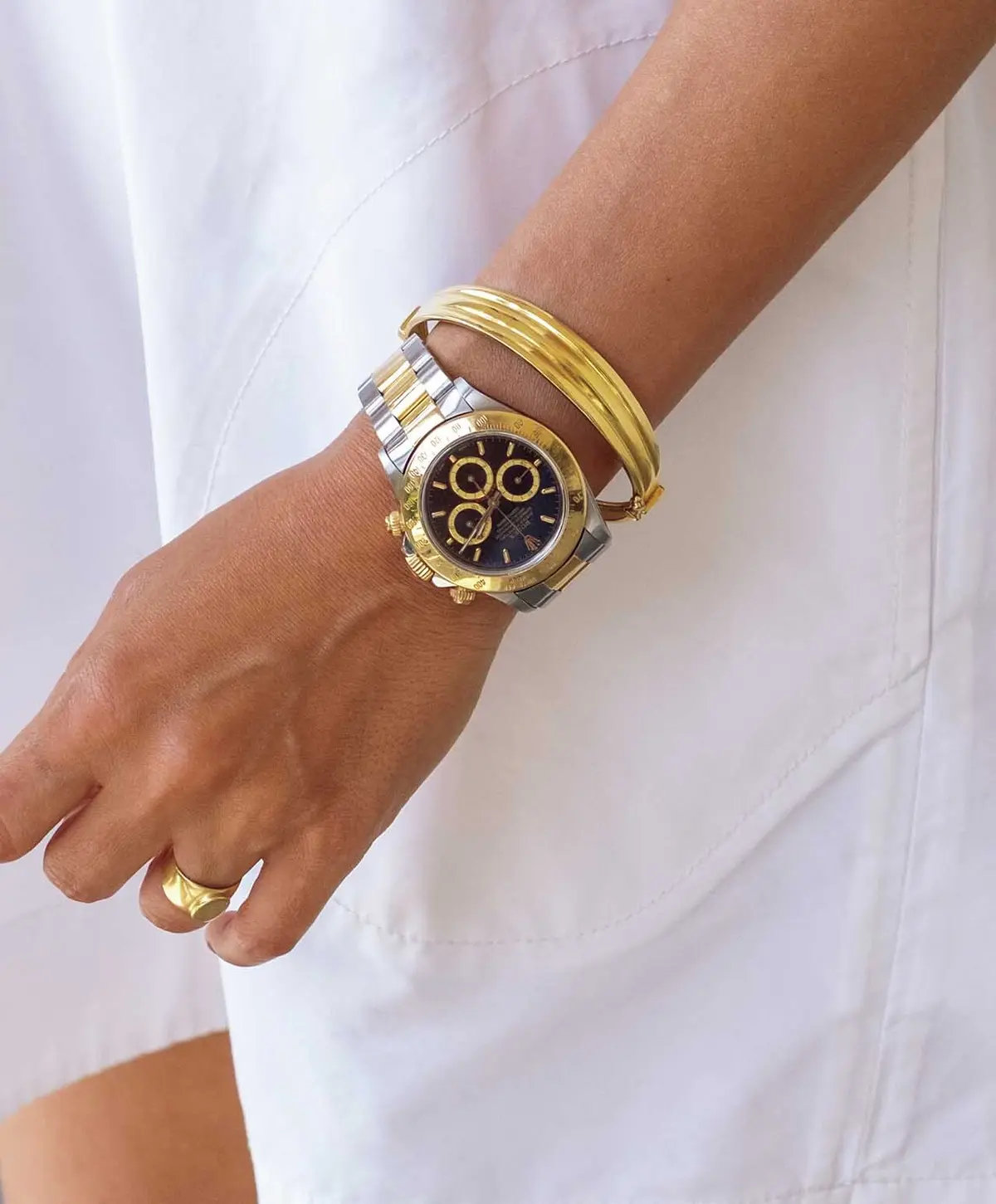 マリアグラツィア（弁護士／ミラノ）ロレックスのデイトナ。メ ンズっぽくなりすぎないようにイエローゴールドのジュエリーと組み合わせて