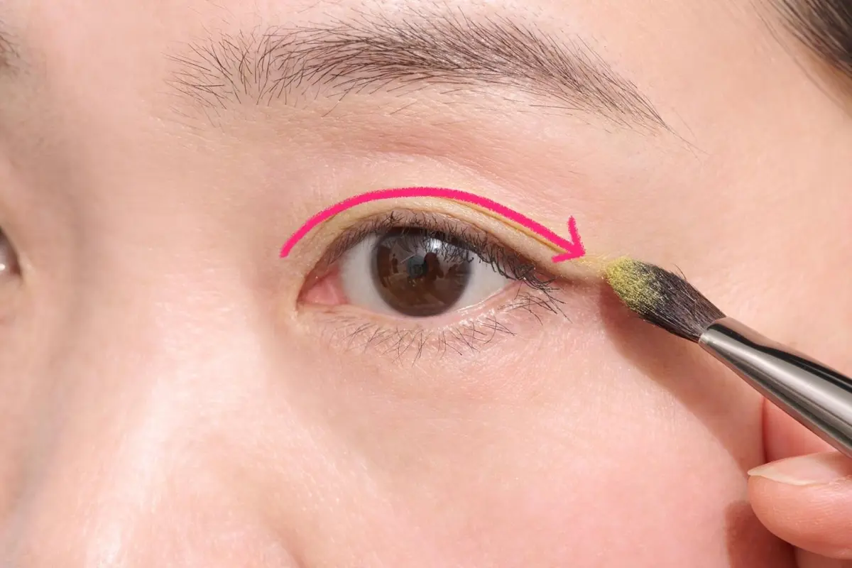 OurAge×Webエクラ　カラーシャドウ　描き方　ライムイエローのアイシャドウをブラシでひと刷毛