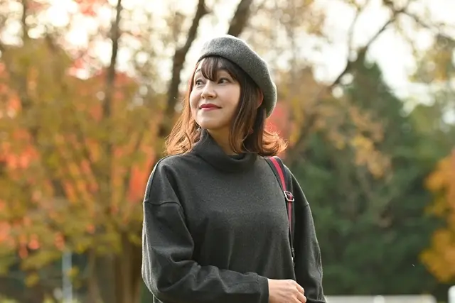 Uniqlo U ブラッシュドジャージータートルネックワンピースとベレー帽のコーデ