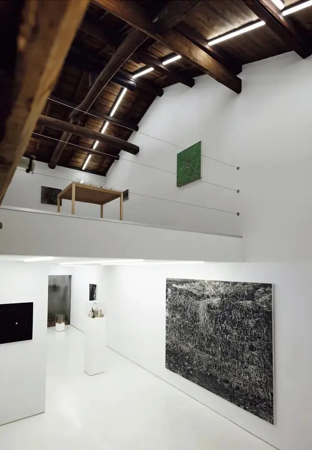 ホワイトキューブ（白い天井と白い壁の空間）のほか、2階には陶芸作品がなじむ古民家感を残した小部屋も