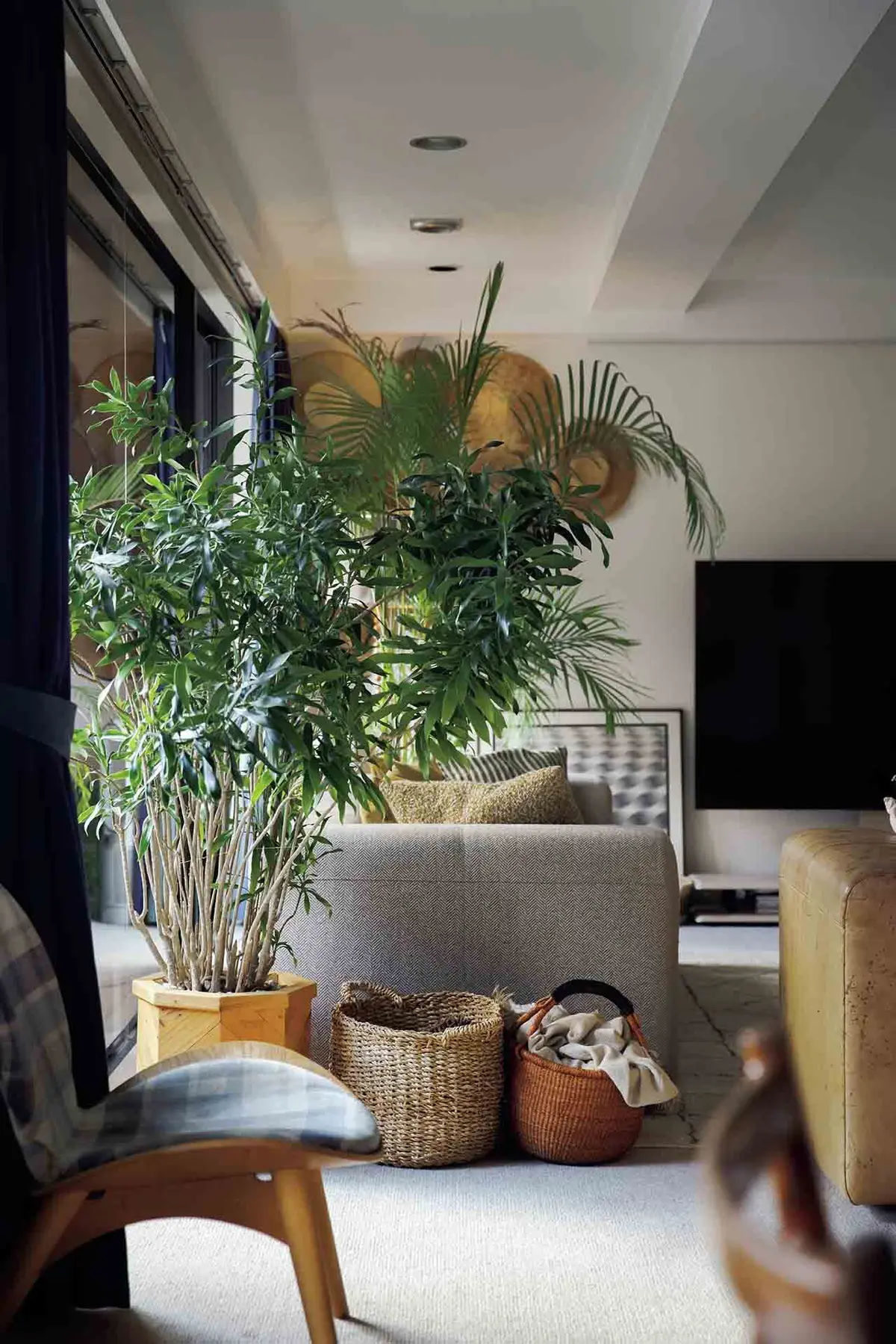 リビングで使う雑多なものの収納にはカゴを活用