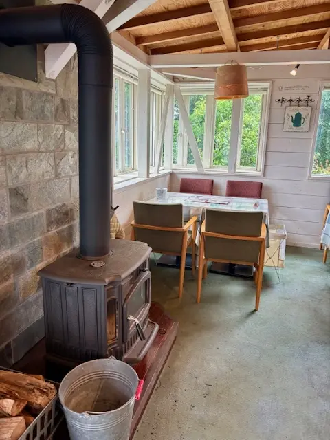 スニーカーコーデでバラの季節におすすめのの画像_3