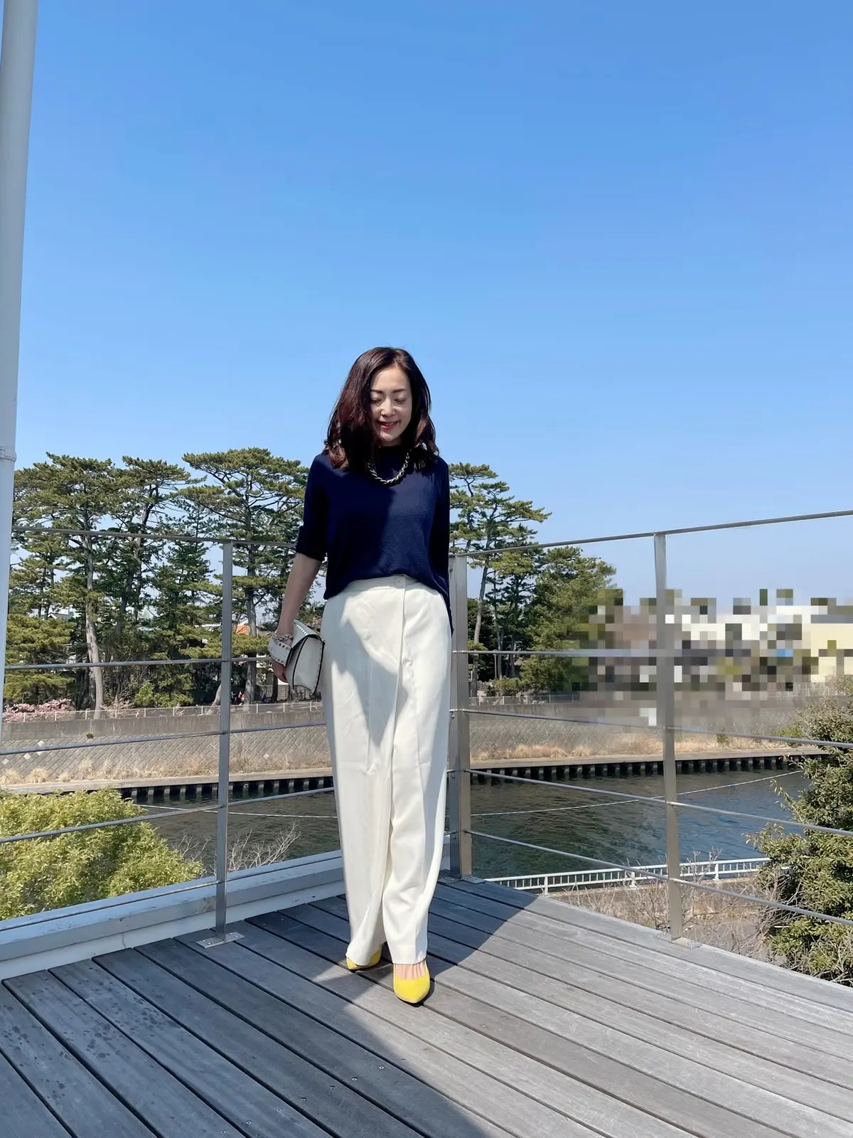 ホワイトパンツとイエローストールでご近所の画像_2